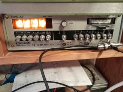 Generator funkcyjny Grundig TG 5 z aktywnymi wskaźnikami i podłączonym przewodem BNC