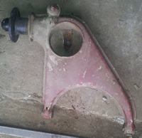 Identyfikacja wahaczy z przyczepki - czy ktoś rozpoznaje model auta?