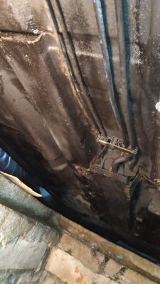 BMW E46 - Rdza na podwoziu przebijająca się przez środek antykorozyjny