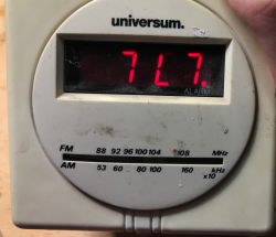 Radio "kostka" z zegarem i budzikiem - Universum UR-1052 Quelle - 1994