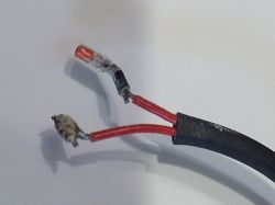 Czerwone kable zakończone zgrzewaną częścią i diodą.