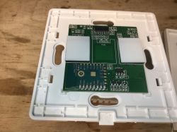 Płytka PCB włącznika światła WiFi modelu LXM172 z widocznymi elementami elektronicznymi.