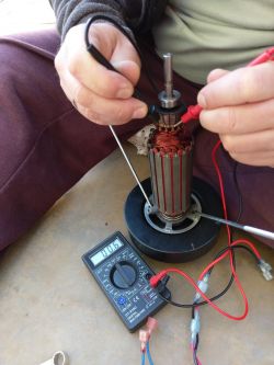 Bieżnia wyzwala bezpiecznik przy uruchomieniu.