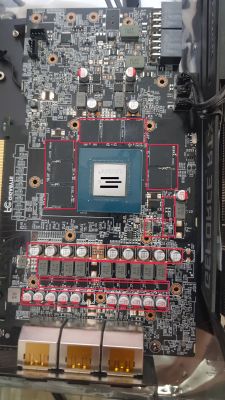 Zdjęcie wnętrza karty graficznej RTX 3070 Aorus Master z zaznaczonymi na czerwono obszarami, gdzie można umieścić termopady.