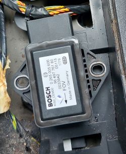 Citroen C4: wymiana modułu przyspieszenia bocznego ESP (Bosch 0265005606, 9649776180)