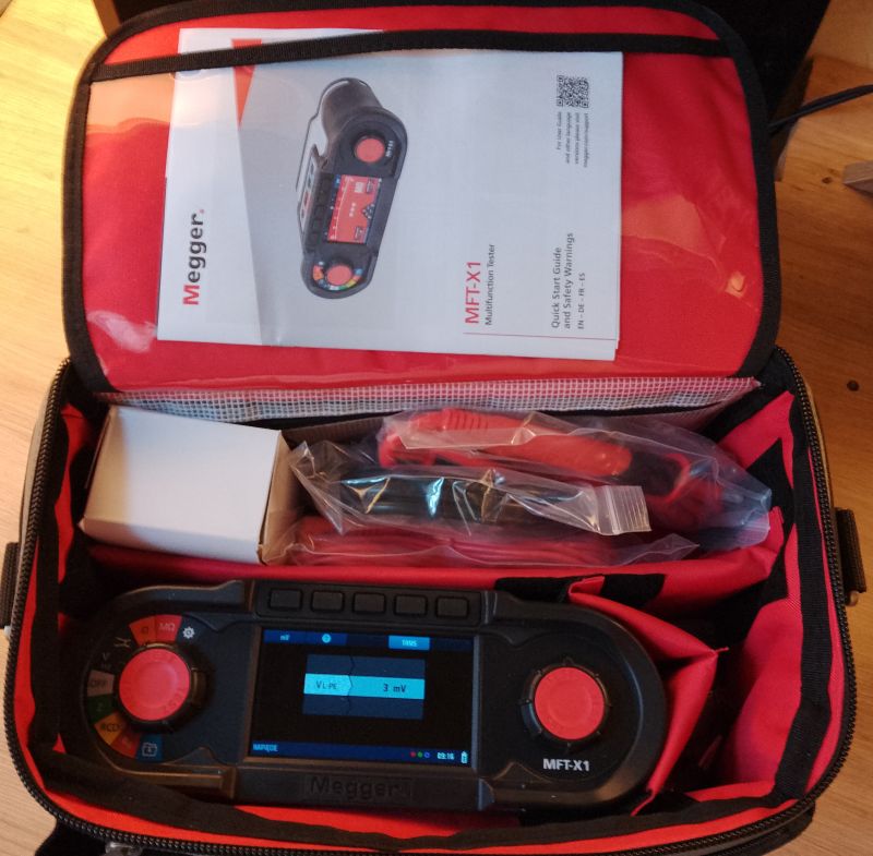 Miernik Megger MFT-X1 w torbie transportowej z dołączonymi akcesoriami i instrukcją