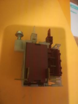 Podzespół elektroniczny na pomarańczowym tle