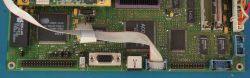 Płytka elektroniczna z różnymi zintegrowanymi układami i złączami.