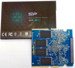 Obudowa SSD Silicon Power A55 i płytka PCB z układami pamięci na białym tle