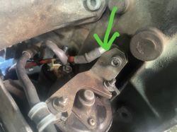 Gdzie znajduje się bezpiecznik rozrusznika/alternatora w Passat B5 1.8 1997?