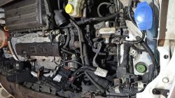 Komora silnika samochodu z widocznym silnikiem 1.4 i elementami układu elektrycznego