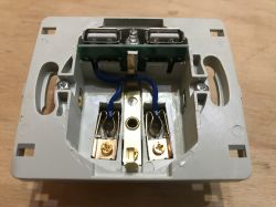 Gniazdo elektryczne z wbudowaną, dwuportową ładowarką USB - mini test + teardown