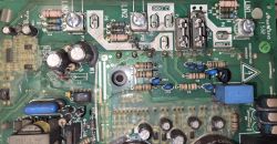 Uszkodzona płyta falownika z elementami elektronicznymi i śladami zabrudzeń.