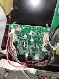 Zbliżenie na płytkę PCB z podłączonymi przewodami i oznaczonymi złączami.