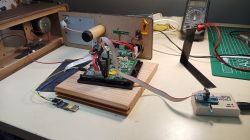 Otwarta obudowa radia z podłączonym programatorem EZP2019 do płytki PCB
