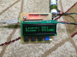 Układ z wyświetlaczem LCD 16x2 pokazujący „Licznik: 5911” i „Pojemn: 5911mAh”