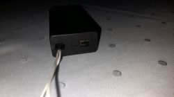 18650 Batteriehalter mit Schalter und USB-C Schwarzer Batteriehalter mit Schalter und angeschlossenem Kabel auf einem Tisch.