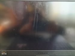 Czarny ekran laptopa Asus TUF Gaming z paskiem pikseli na górze.