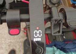 Wyświetlacz hulajnogi Zamelux E9 z prędkościomierzem i trybem pracy.