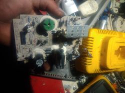 Płytka PCB ładowarki z elementami elektronicznymi i żółtą obudową DeWalt