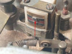 Zbliżenie na część mechanizmu magnetofonu z wysuniętym nabiegunnikiem.