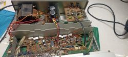 Wnętrze wzmacniacza Onkyo-a35 z widocznymi podzespołami elektronicznymi i okablowaniem.