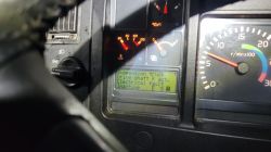 Panel wskaźników samochodu Volvo z komunikatami o błędach.