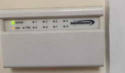 Jak wykonać twardy reset ustawień alarmu Intellisense? Nie posiadam hasła.