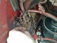 Fiat 126p ELX '97 - lokalizacja wypiętego kabla w komorze silnika