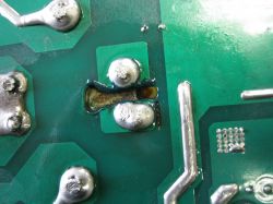 Zbliżenie na naprawiony moduł z obwodu elektronicznego, pokazujący połączenia lutownicze.