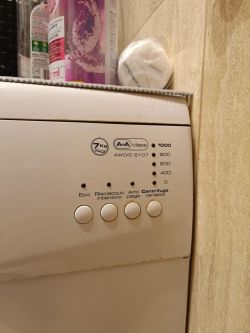 Panel pralki z oznaczeniem AWO/D 6107, 7 kg, klasa A+A i wskaźnikiem wirowania do 1000