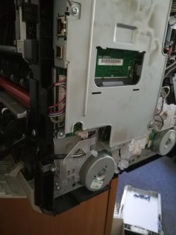 BROTHER DCP-L8450CDW - Zacina papier, kartka się elektryzuje