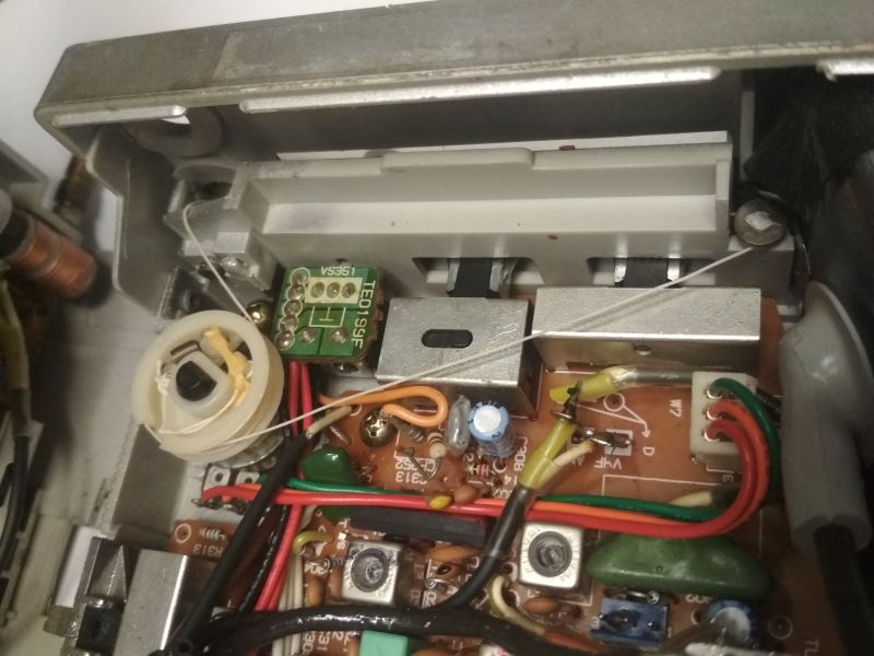 Wnętrze mini telewizora Broksonic CIRT-2097T z widocznymi komponentami elektronicznymi.