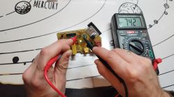 Pomiar diody na płytce PCB multimetrem UNI-T M890C+, wynik 742.