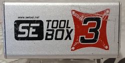 Metalowe pudełko z logo SE Tool Box 3 i czerwoną grafiką z cyfrą 3