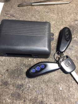 Jak rozpoznać model alarmu samochodowego z Honda CR-V 2002?