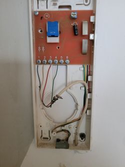 Panel połączeniowy domofonu Cyfral Smart 5P z widocznymi kablami i złączami.