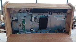 Wnętrze projektowanej maszyny bartop z odzyskanych części Wnętrze obudowy bartop z elektroniką z komputera i oznaczeniami komponentów