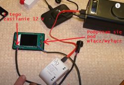 Urządzenie elektroniczne podłączone do zasilania 12 V oraz moduł z przełącznikiem.