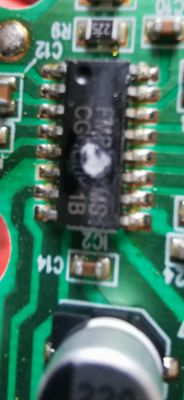 Zbliżenie na układ scalony z białą kropką na płytce PCB