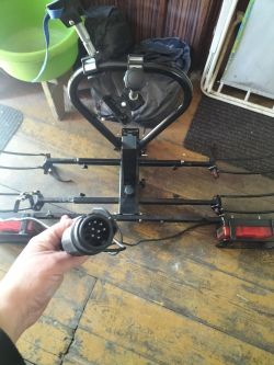 Uchwyt na rowery z wtyczką do instalacji elektrycznej