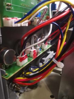 Widok wnętrza zasilacza Yihua 305D z widocznymi przewodami i komponentami elektronicznymi.