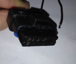 Jak wyjąć przewody z terminalami z złącza SICMA 6 pin?