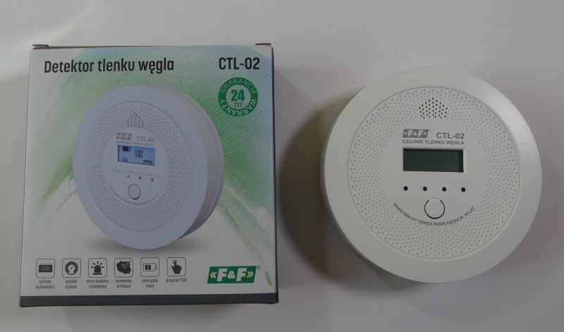 Detektor tlenku węgla F&amp;F CTL-02 z opakowaniem na białym tle