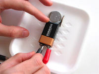 Łódka bez silnika i wioseł, a pływa.