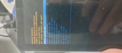 Tablet Samsung z wyświetlonym menu trybu recovery systemu Android, na którym widoczne są opcje takie jak Reboot system now i Wipe cache partition.