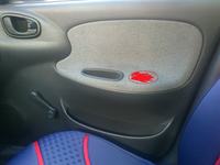 Czy montaż gwizdków w drzwiach auta pionowo do góry jest dobrym pomysłem?