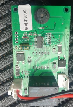 Zbliżenie na płytkę drukowaną z różnymi elementami elektronicznymi.