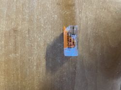 Złączka elektryczna na drewnianym tle z widocznymi oznaczeniami 30A/300V i 41A/450V.