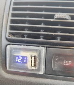 Własnoręcznie wykonana ładowarka samochodowa z wyświetlaczem napięcia 12,1 V i portem USB.